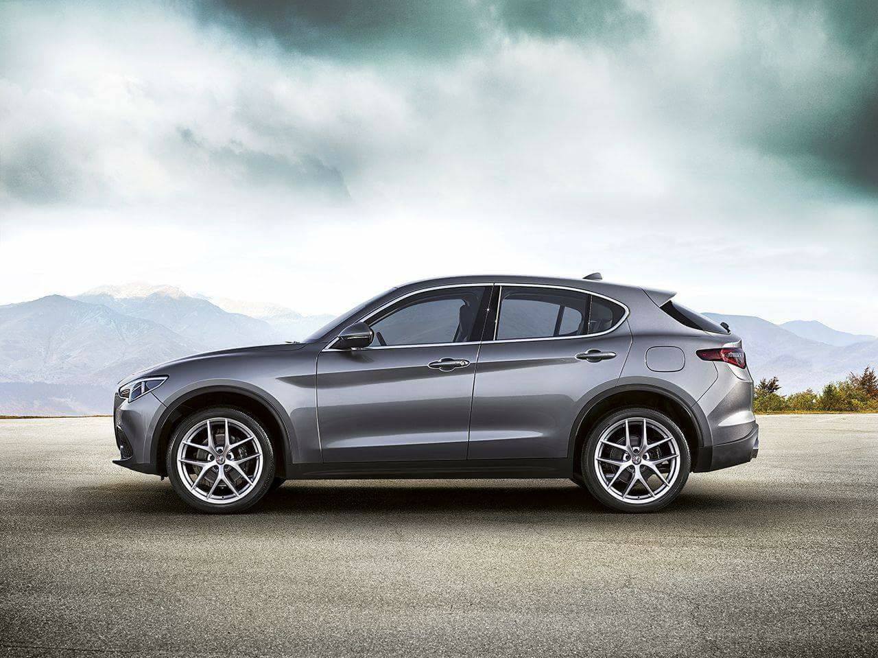 Fiancata nuovo Suv Alfa Romeo Stelvio 2017