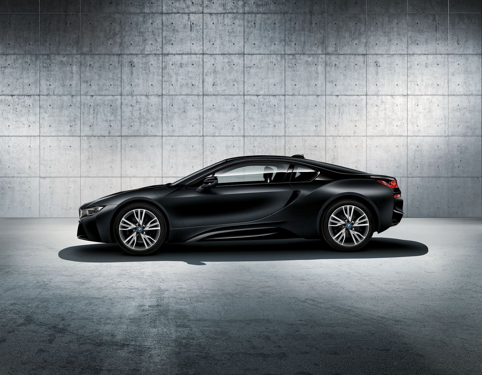 Immagine fiancata nuova ibrida BMW i8 Frozen Black 2017