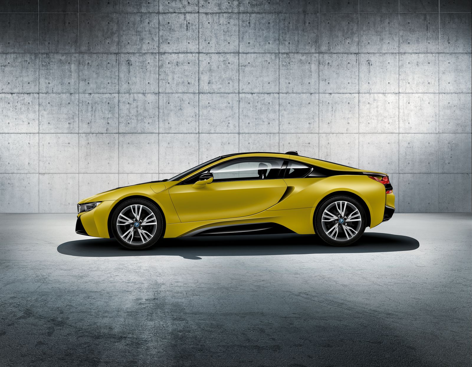 Immagine fiancata nuova ibrida BMW i8 Frozen Protonic Yellow Edition 2017