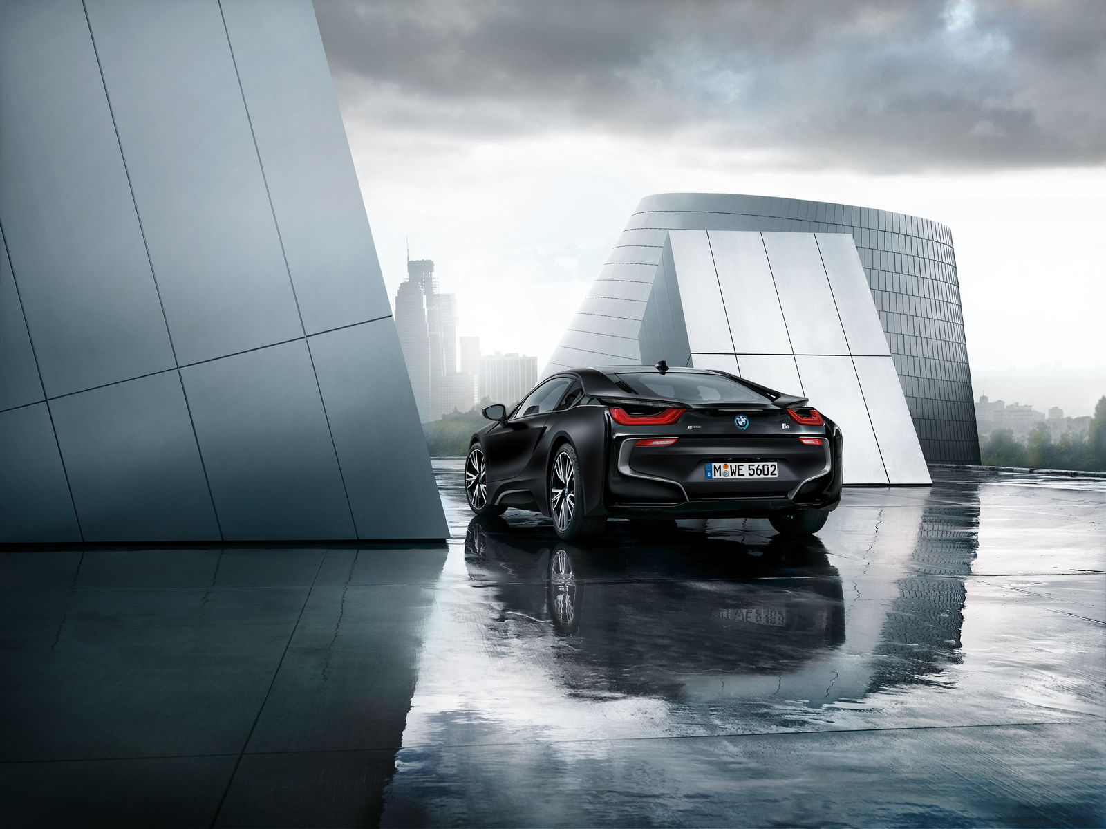 Nuova supercar ibrida BMW i8 Frozen Black