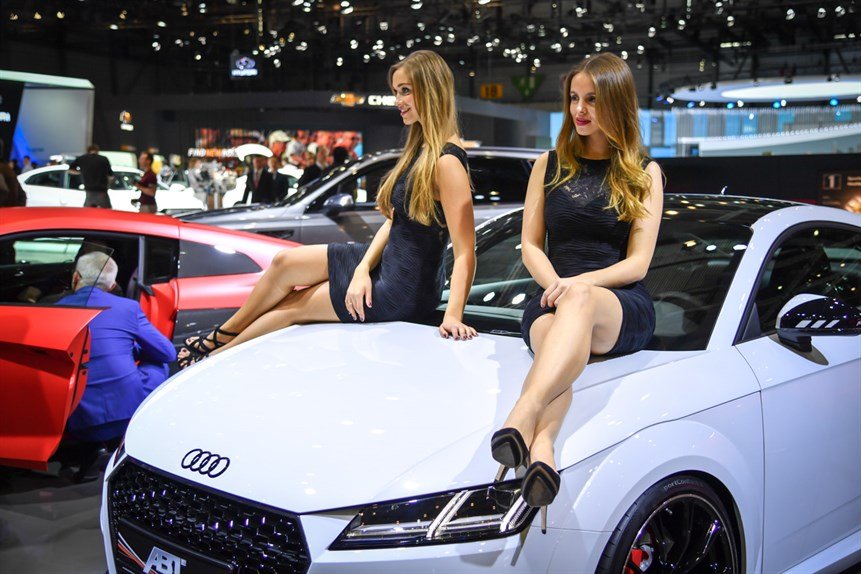 Ragazze al Salone di Ginevra stand Audi