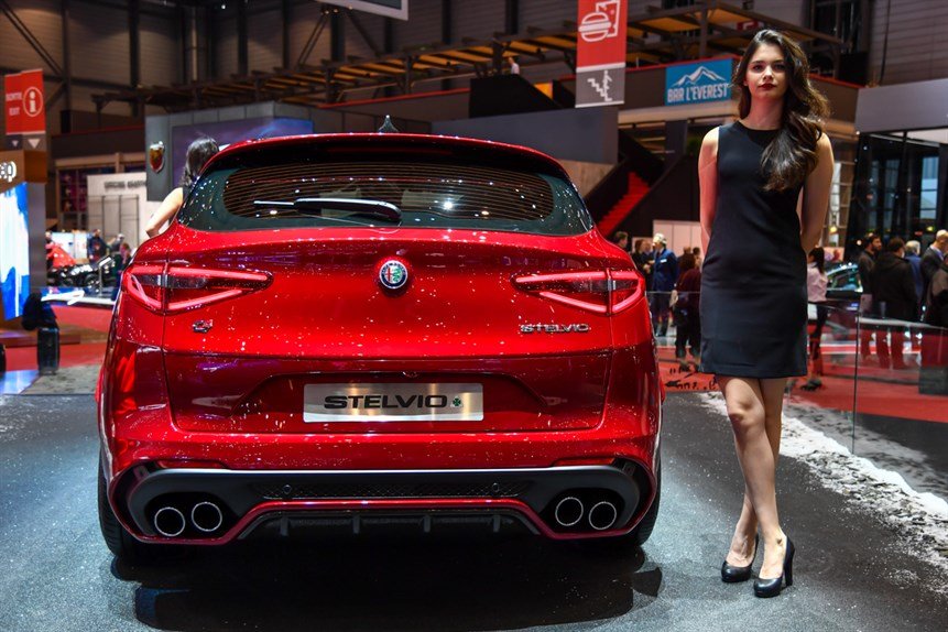 Ragazze stand Alfa Romeo Motor Show di Ginevra 2017