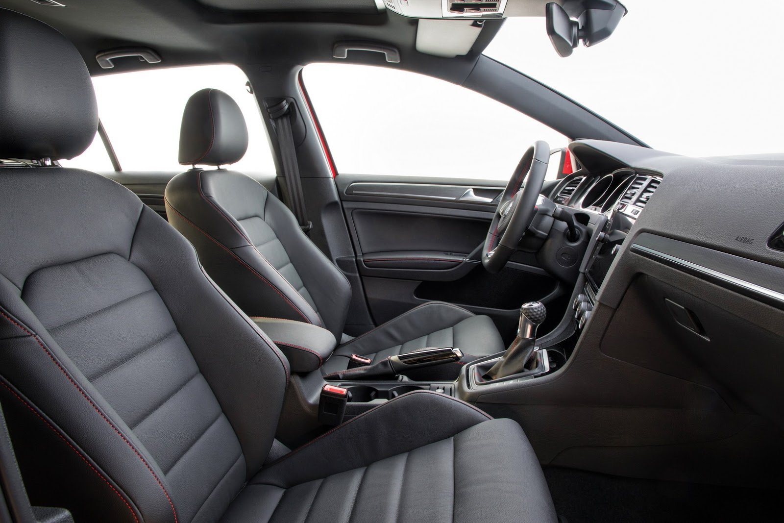 Foto interni nuova VW Golf GTI 2017