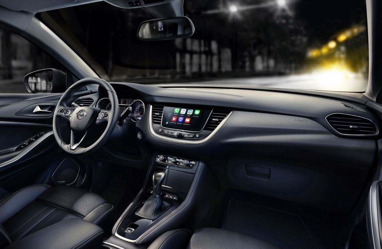 Foto plancia e volante nuova Suv Opel GrandLand X 2017