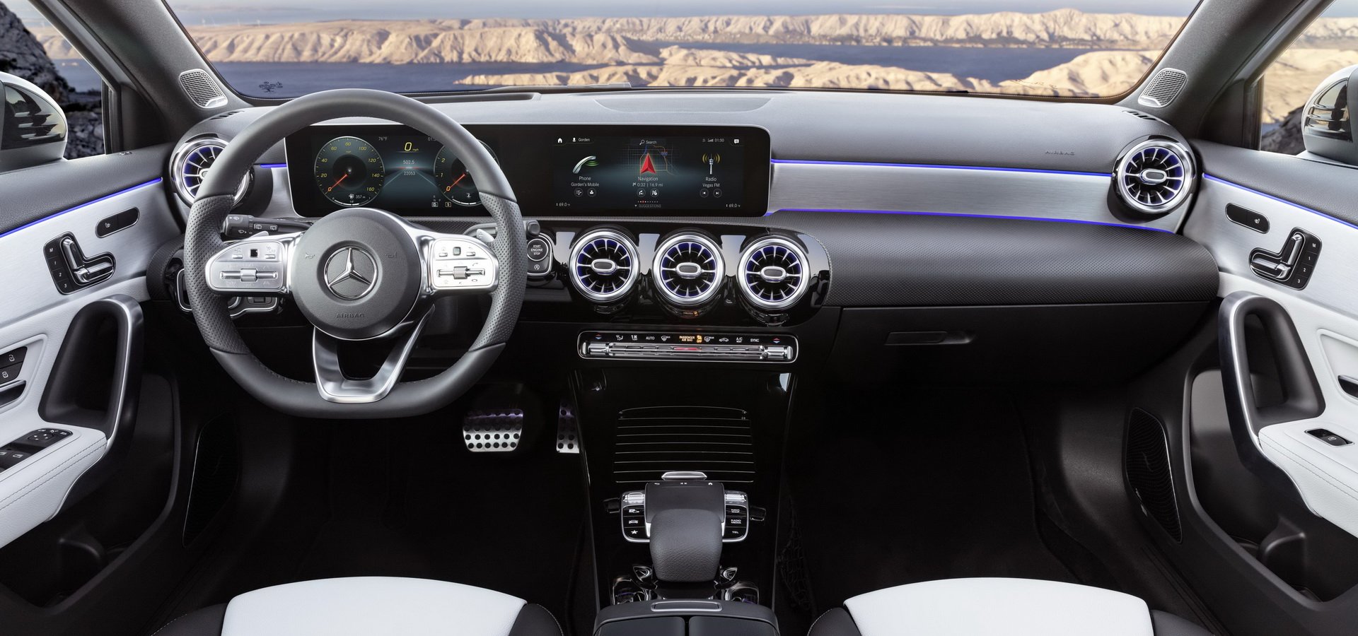 Foto interni plancia e volante nuova Mercedes Classe A 2018