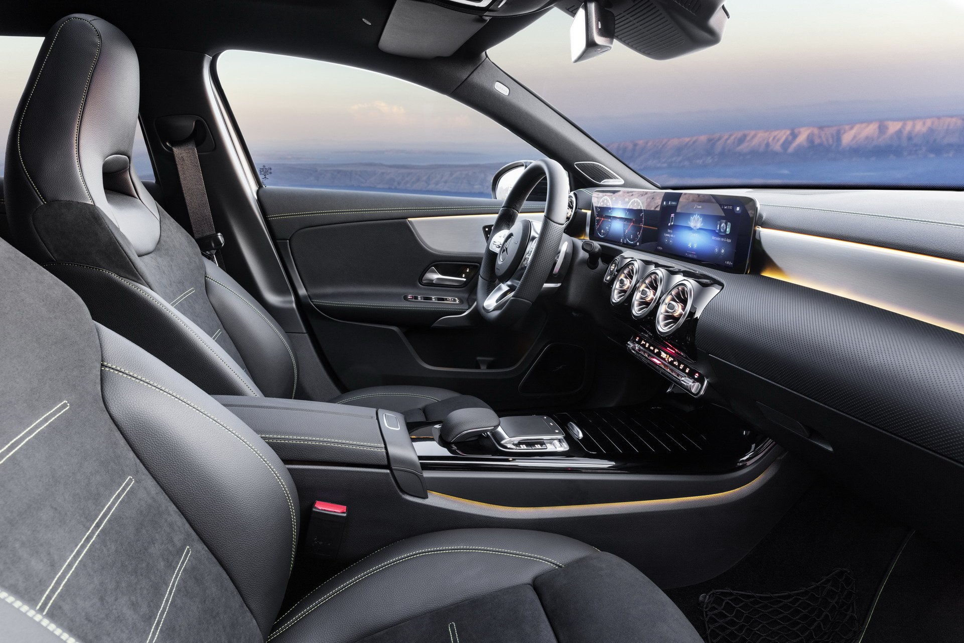 Immagine abitacolo mercedes classe a 2018