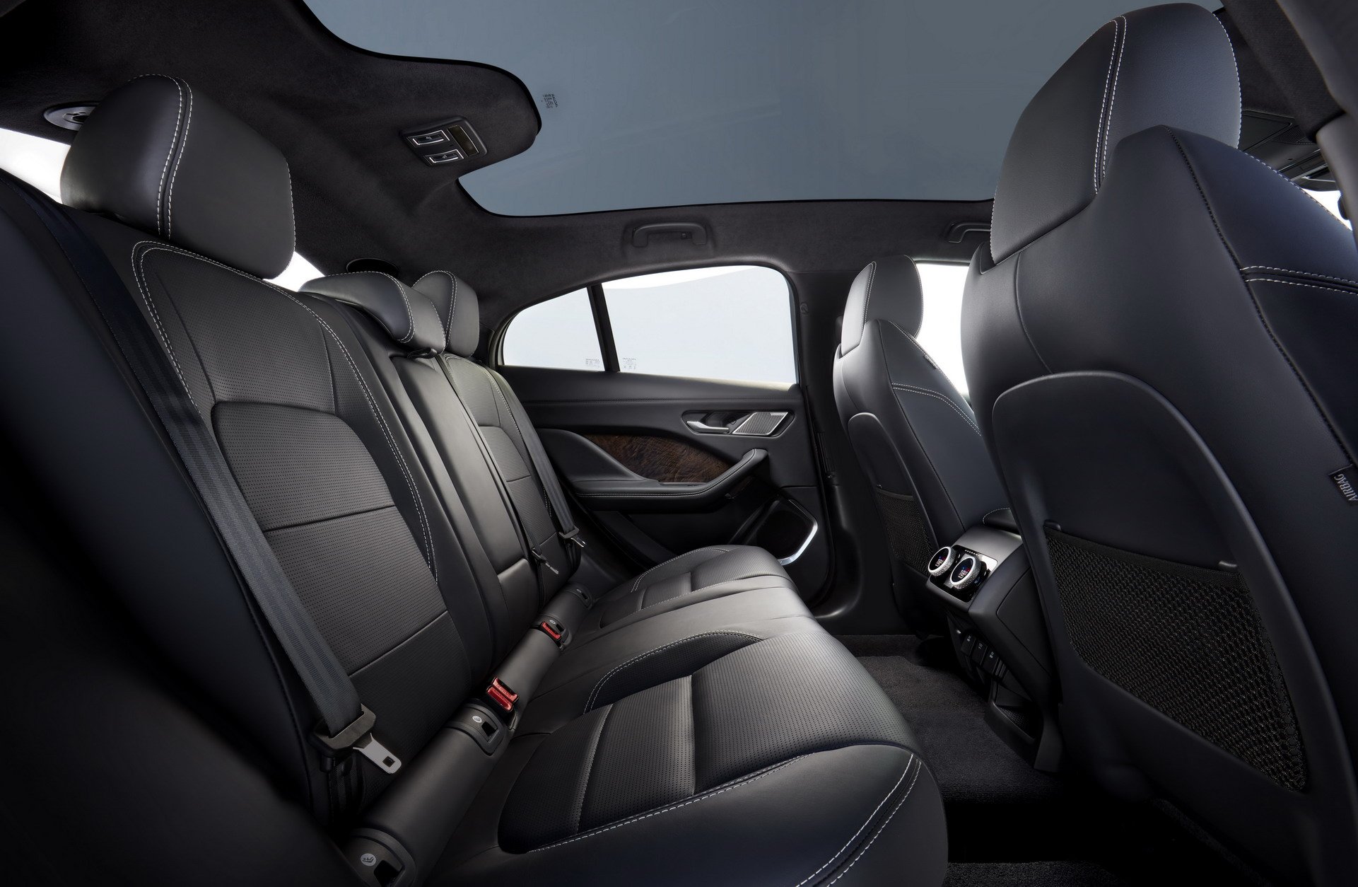 Abitacolo e sedili posteriori nuova Jaguar I Pace