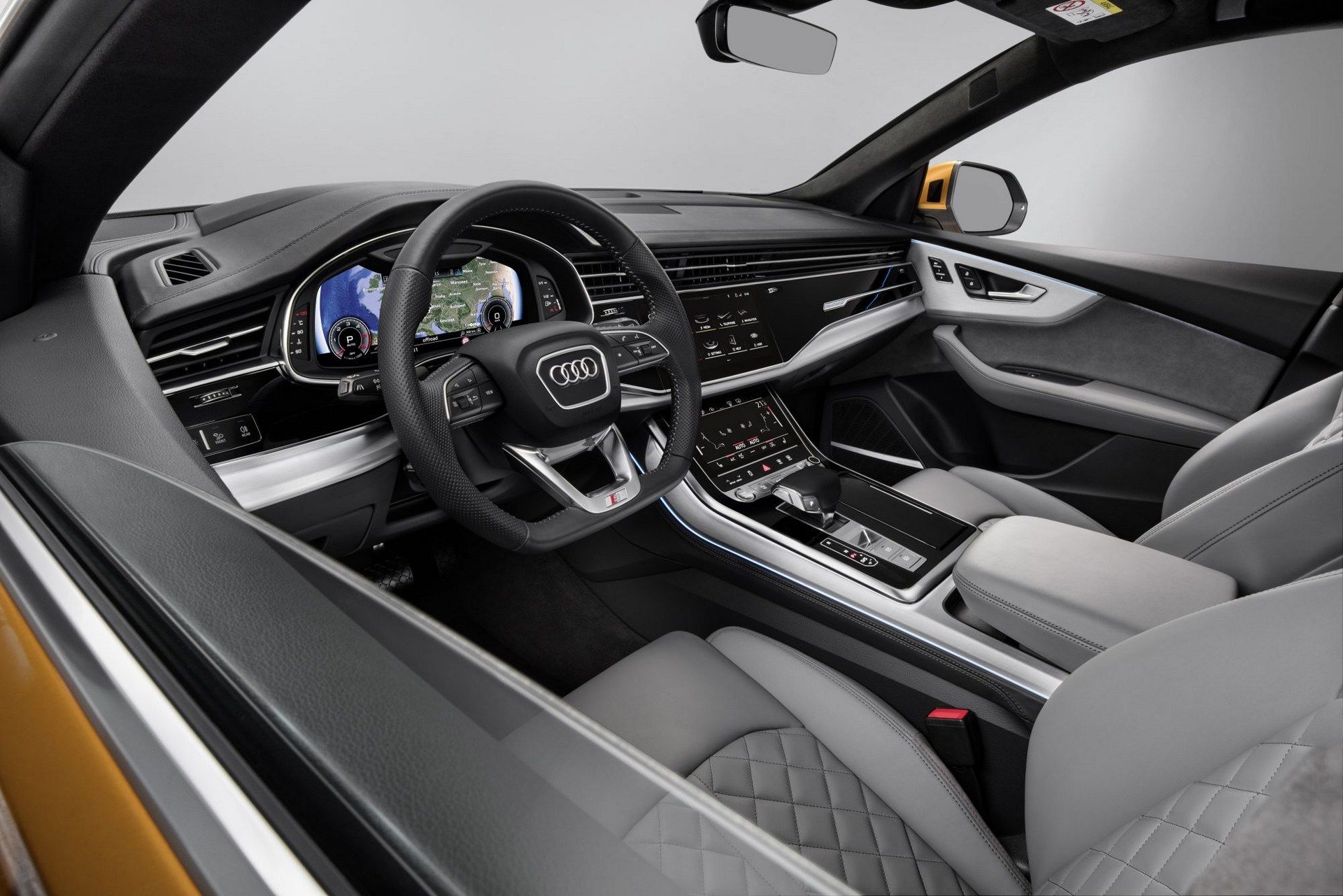 Foto interni Audi Q8 2018