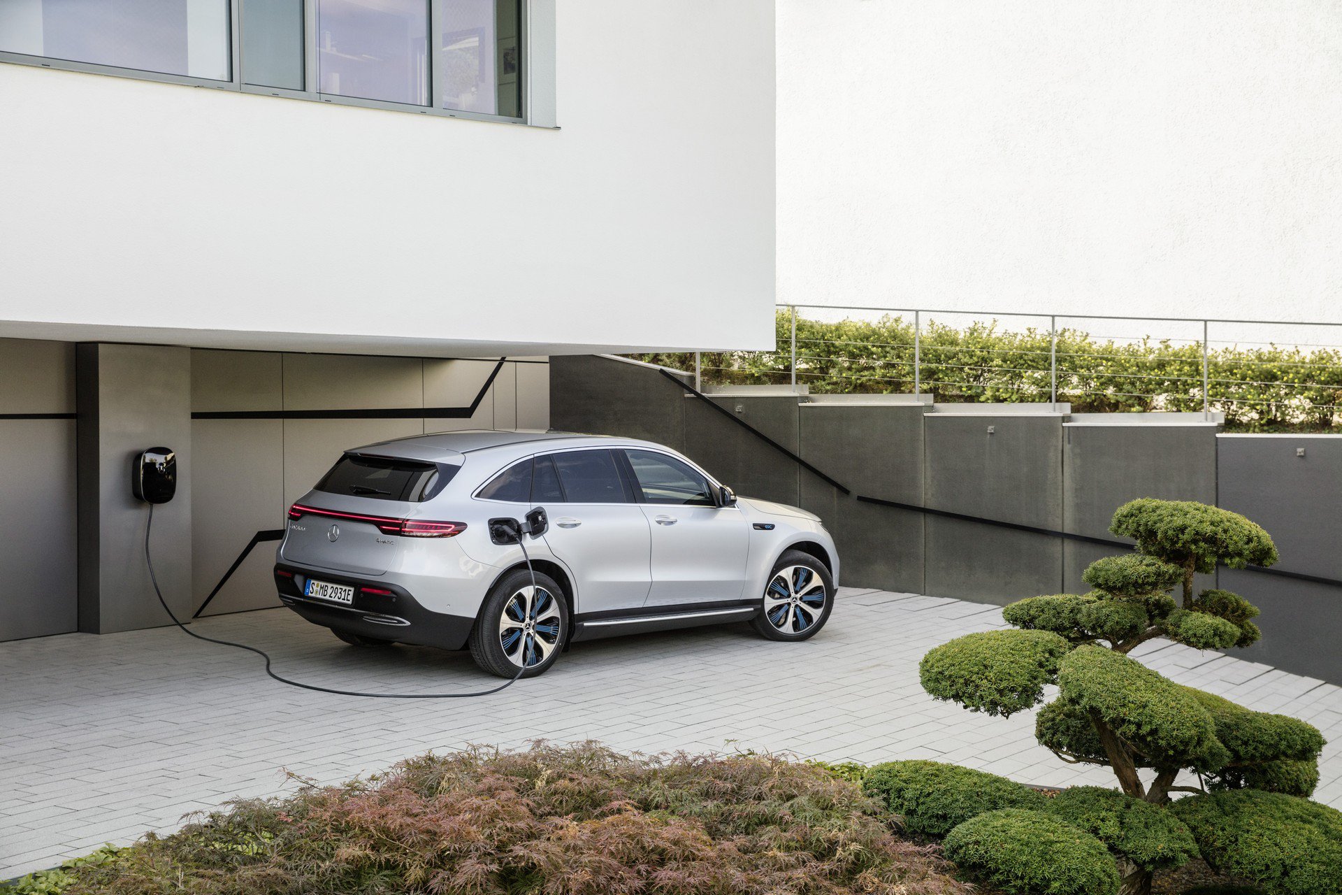 Immagine fiancata Nuova Mercedes EQC elettrica 2019