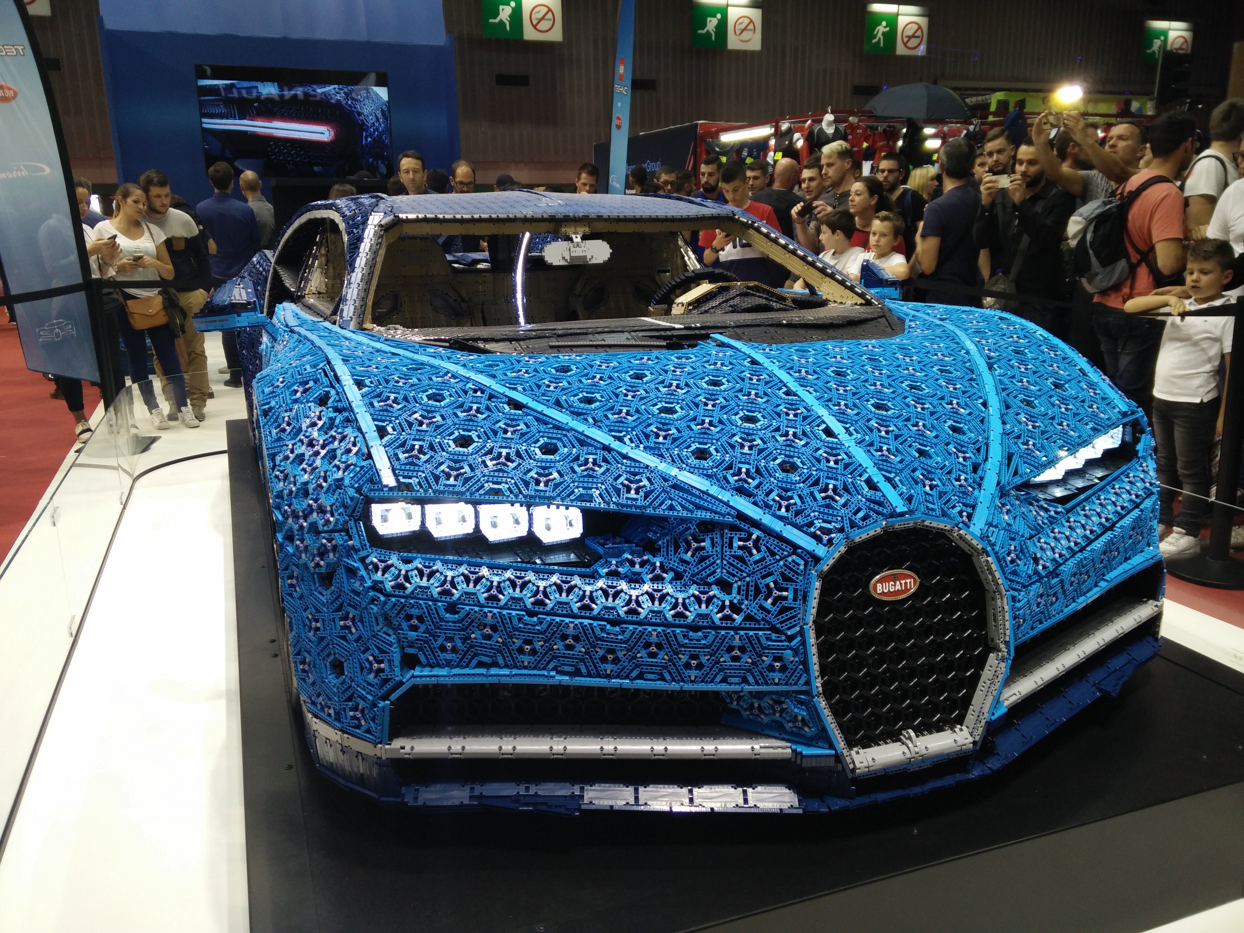 Bugatti realizzata con LEGO