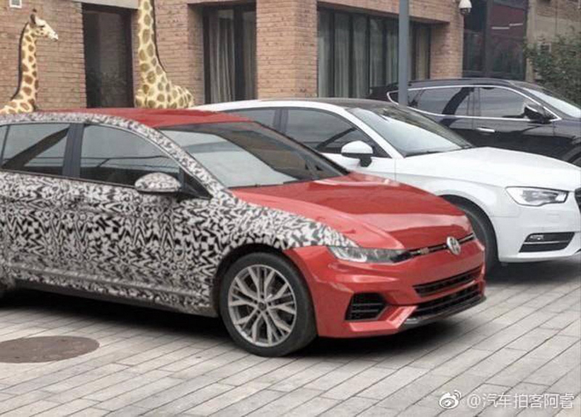 Foto Prototipo Nuova Volkswagen Golf 8 camuffata