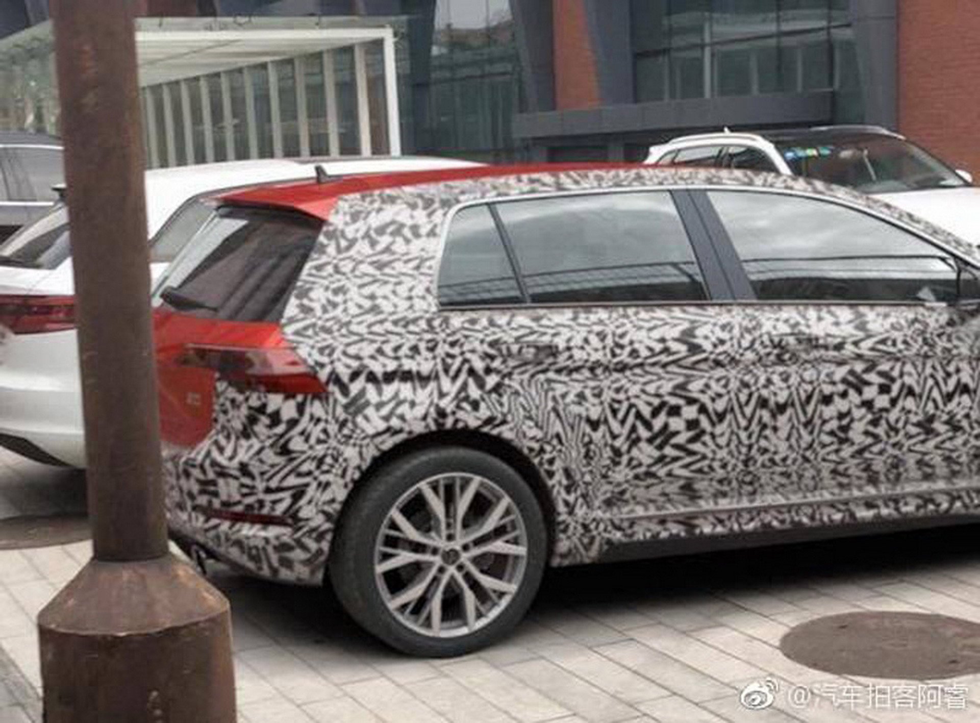 Prototipo Nuova Volkswagen Golf 8 camuffata