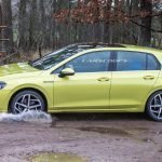 Foto spia fiancata nuova Volkswagen Golf 8 2019