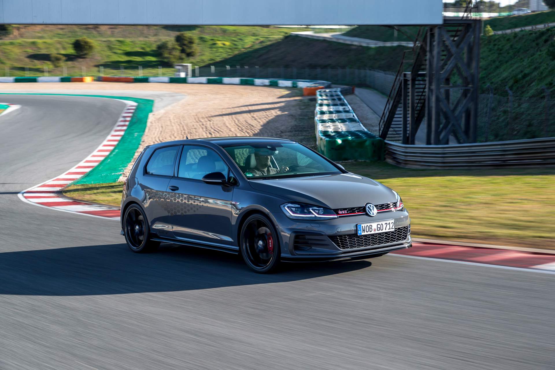 Nuova Volkswagen Golf GTI TCT in pista