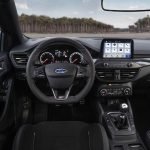 Volante sportivo e interni nuova Ford Focus ST 2019