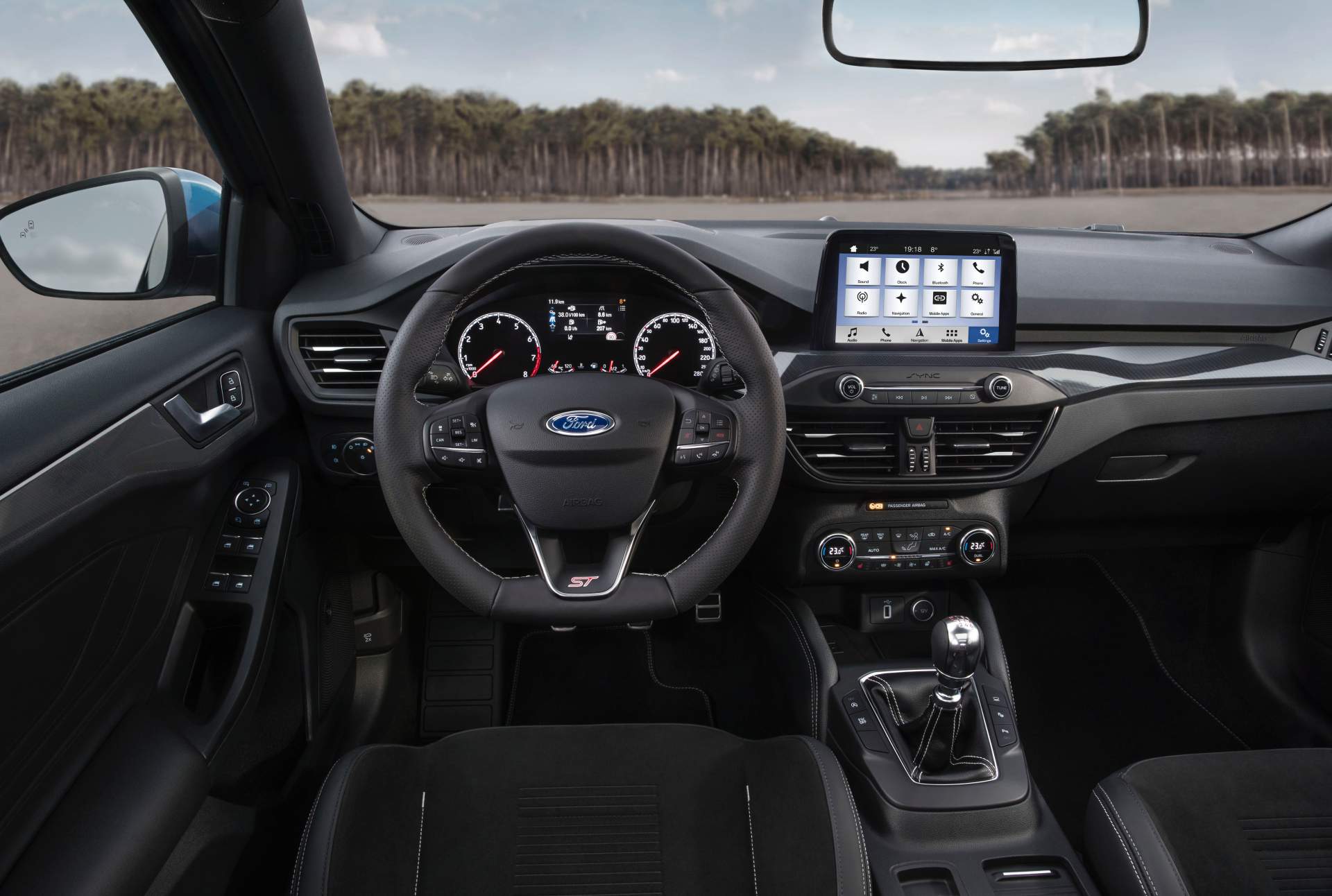 Volante sportivo e interni nuova Ford Focus ST 2019