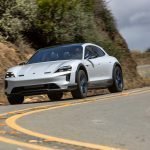 Prototipo Porsche Taycan Cross Turismo completamente elettrico