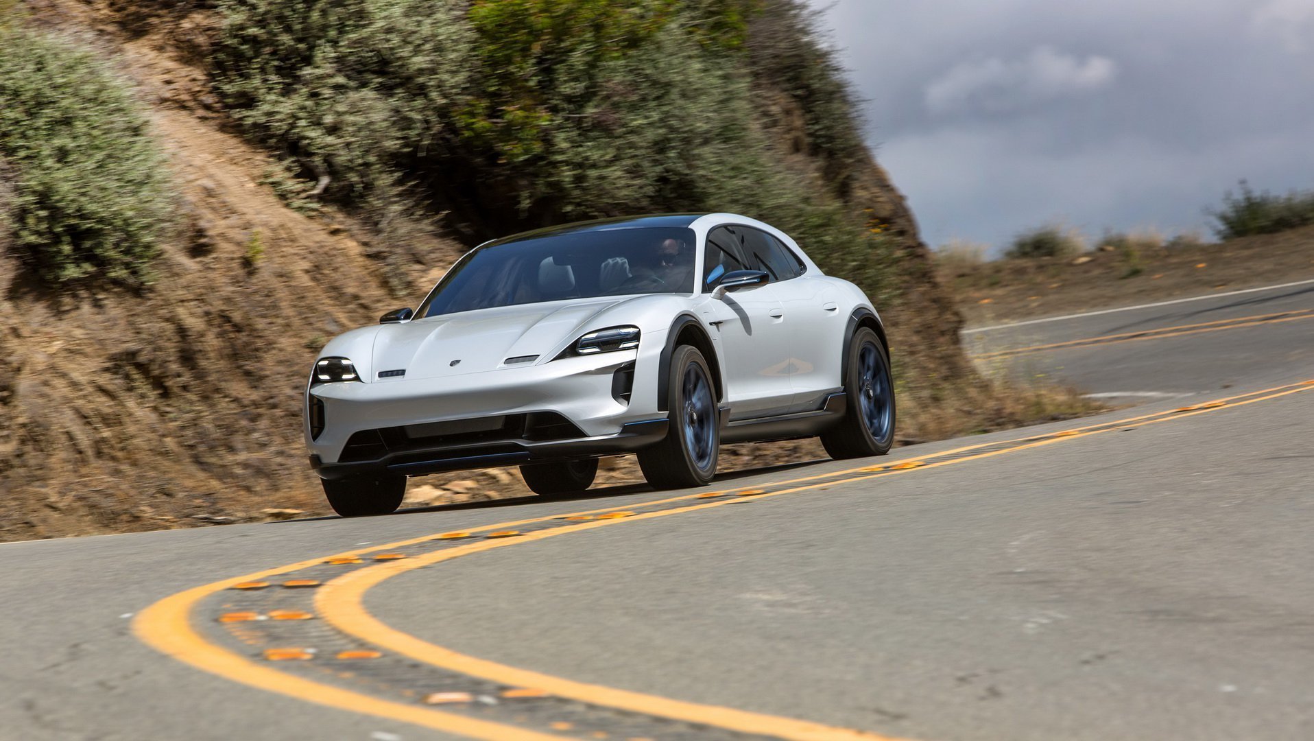 Prototipo Porsche Taycan Cross Turismo completamente elettrico