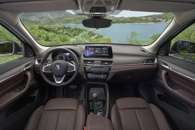 Immagine interni plancia e volante nuova BMW X1 2019