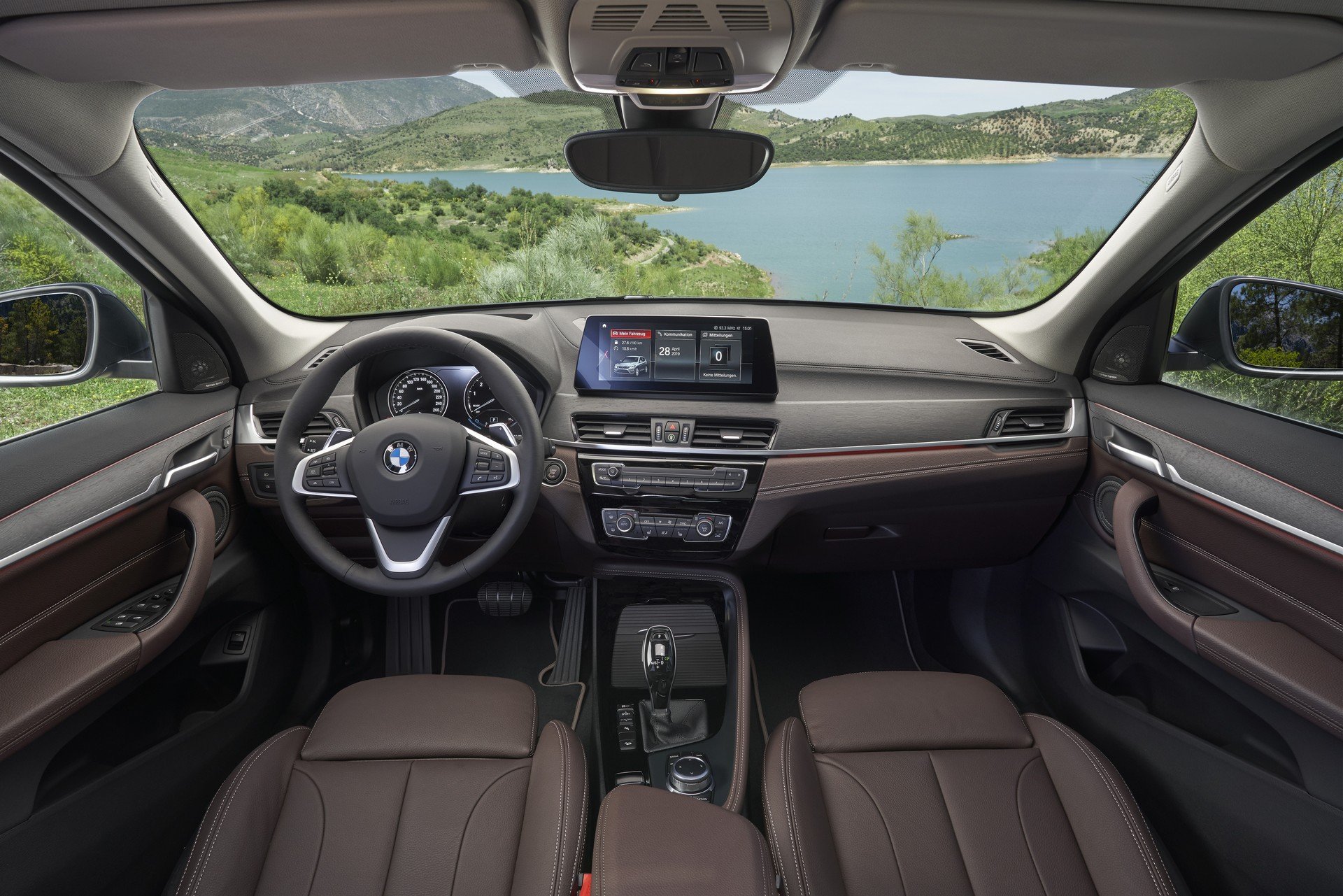 Immagine interni plancia e volante nuova BMW X1 2019