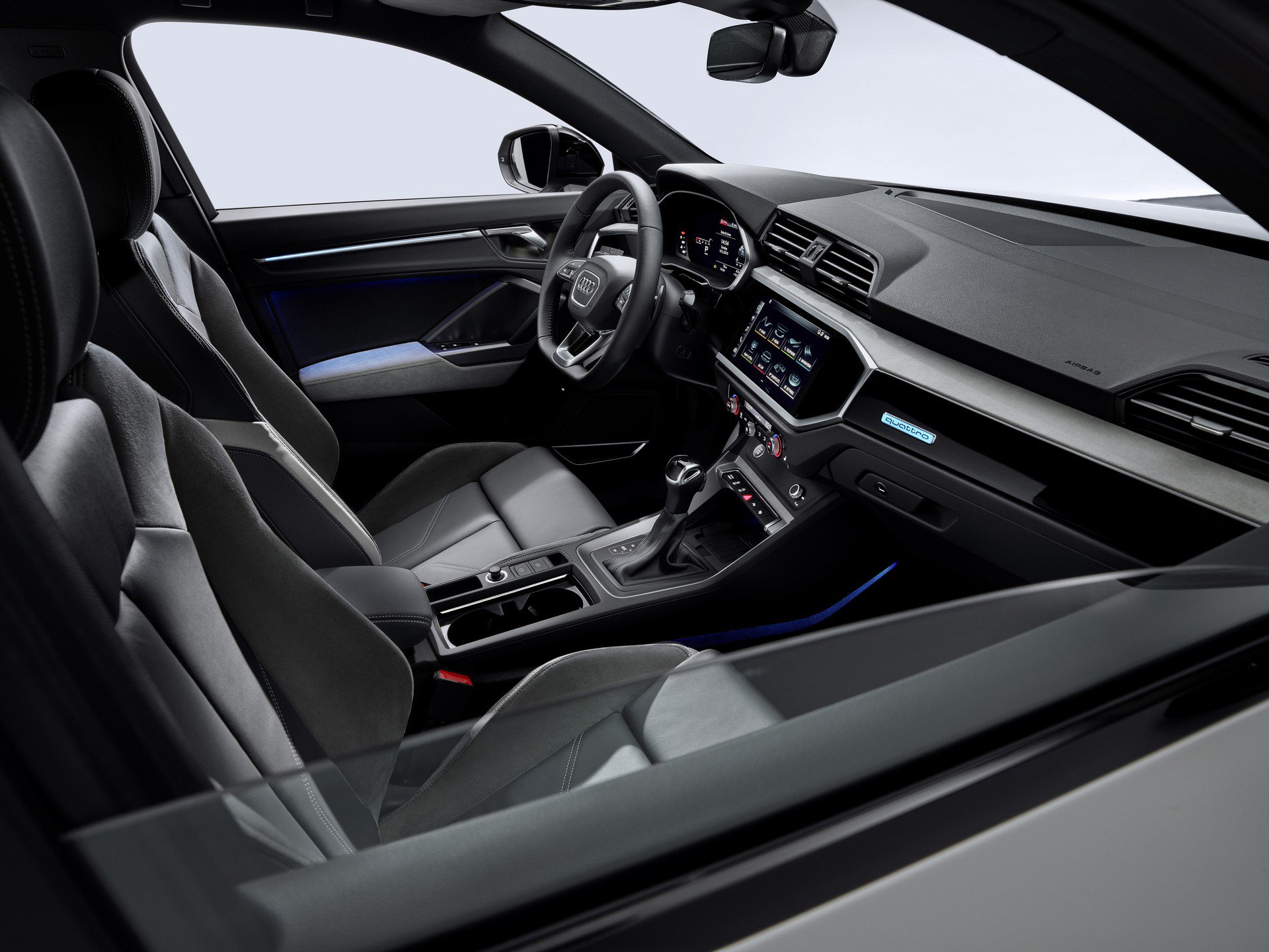 Foto interni abitacolo nuovo Suv coupe Audi Q3 Sportback 2019