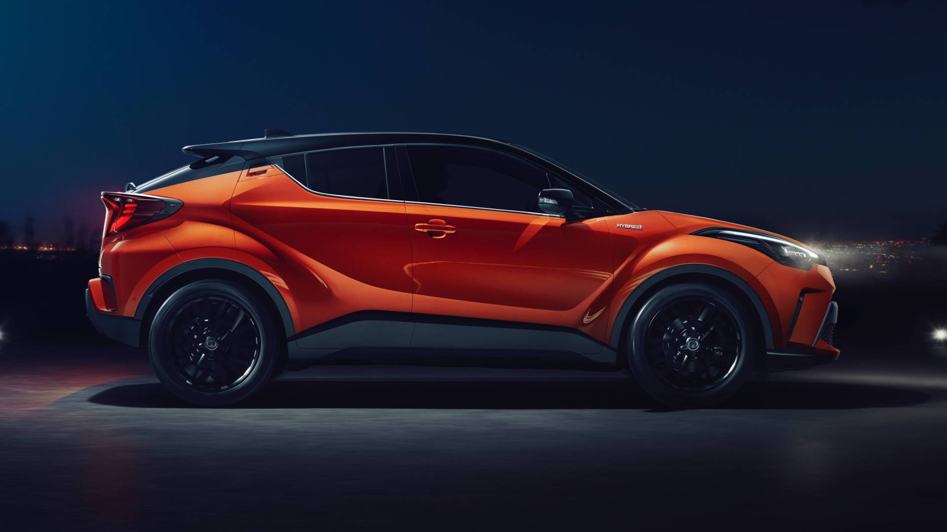 Immagine fiancata nuova Toyota C HR restyling 2020 con nuovo motore ibrido