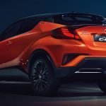 Immagine posteriore nuova Toyota C HR restyling 2020 con nuovo motore ibrido
