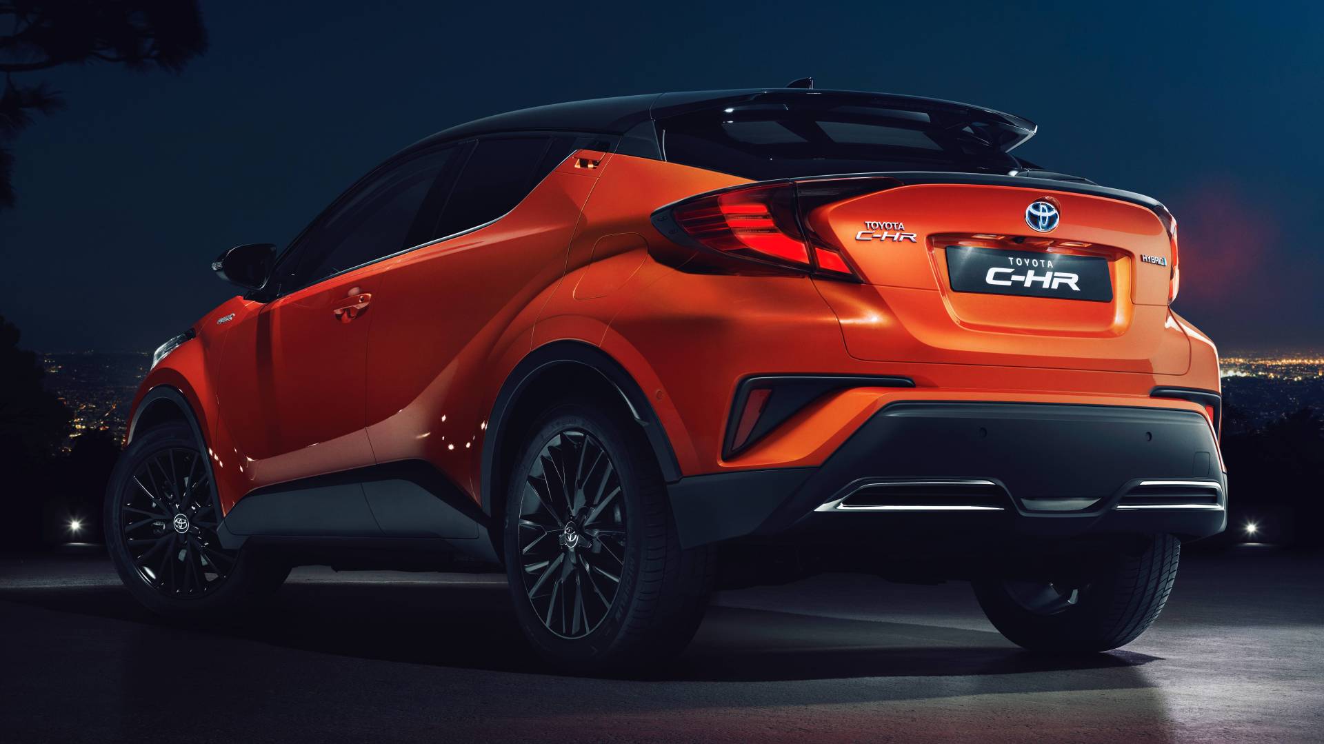 Immagine posteriore nuova Toyota C HR restyling 2020 con nuovo motore ibrido