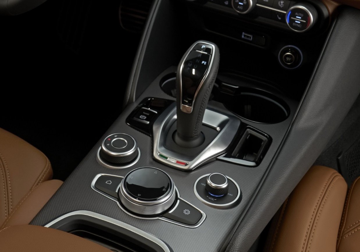 Dettaglio bandiera italiana leva del cambio Alfa Romeo Stelvio 2020