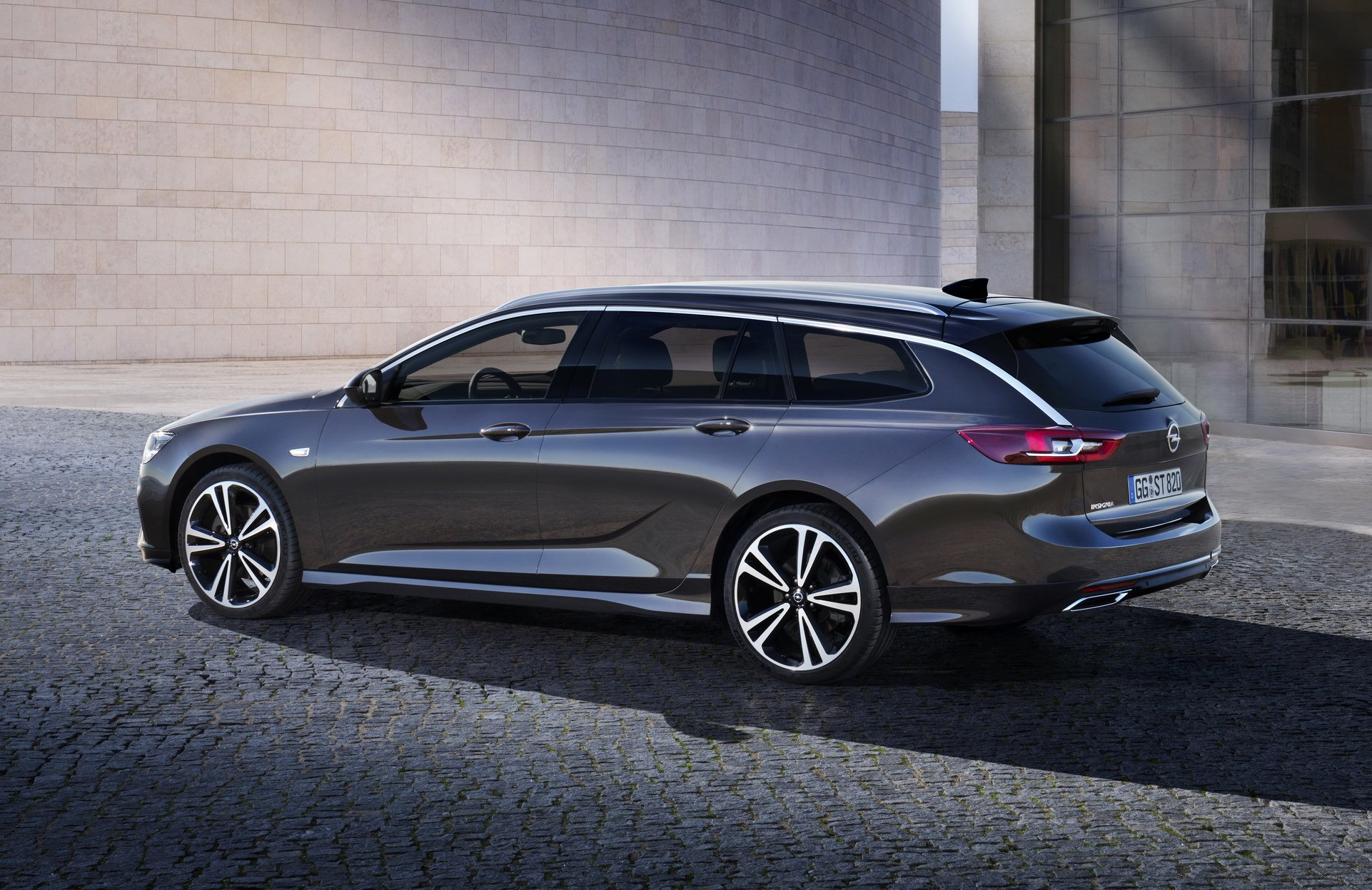 Fiancata nuova Opel Insignia station wagon 2020