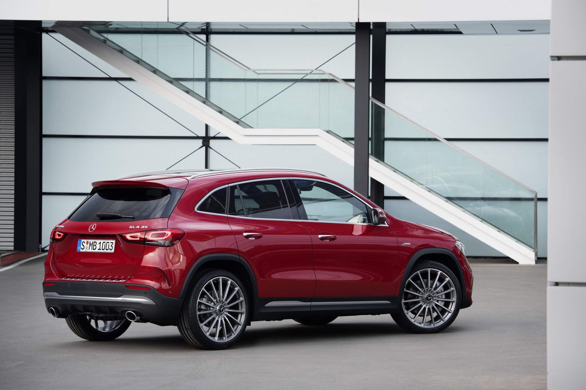 Immagine fiancata Mercedes AMG GLA 35 4matic