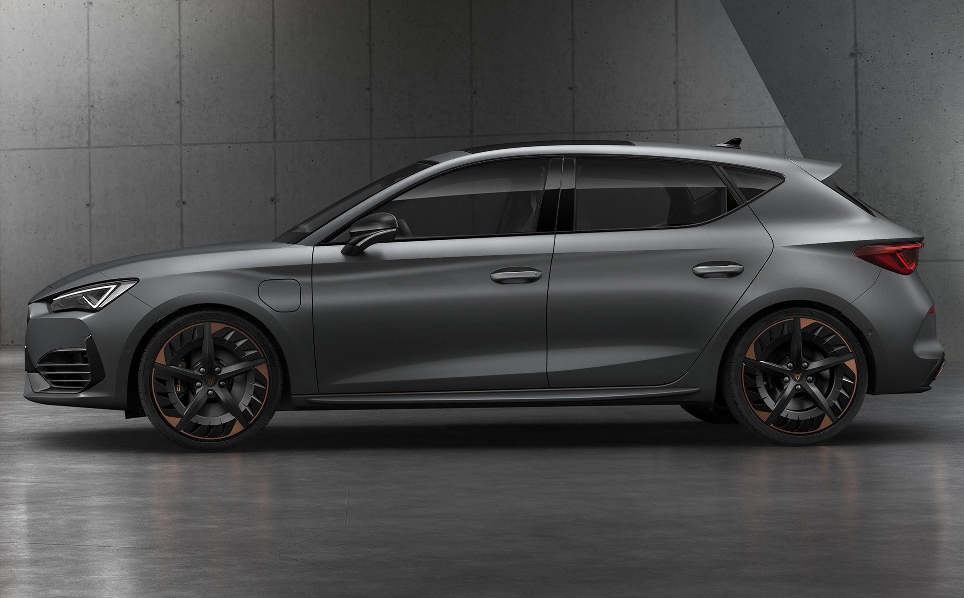 Foto fiancata nuova Cupra Leon 2020 anche ibrida