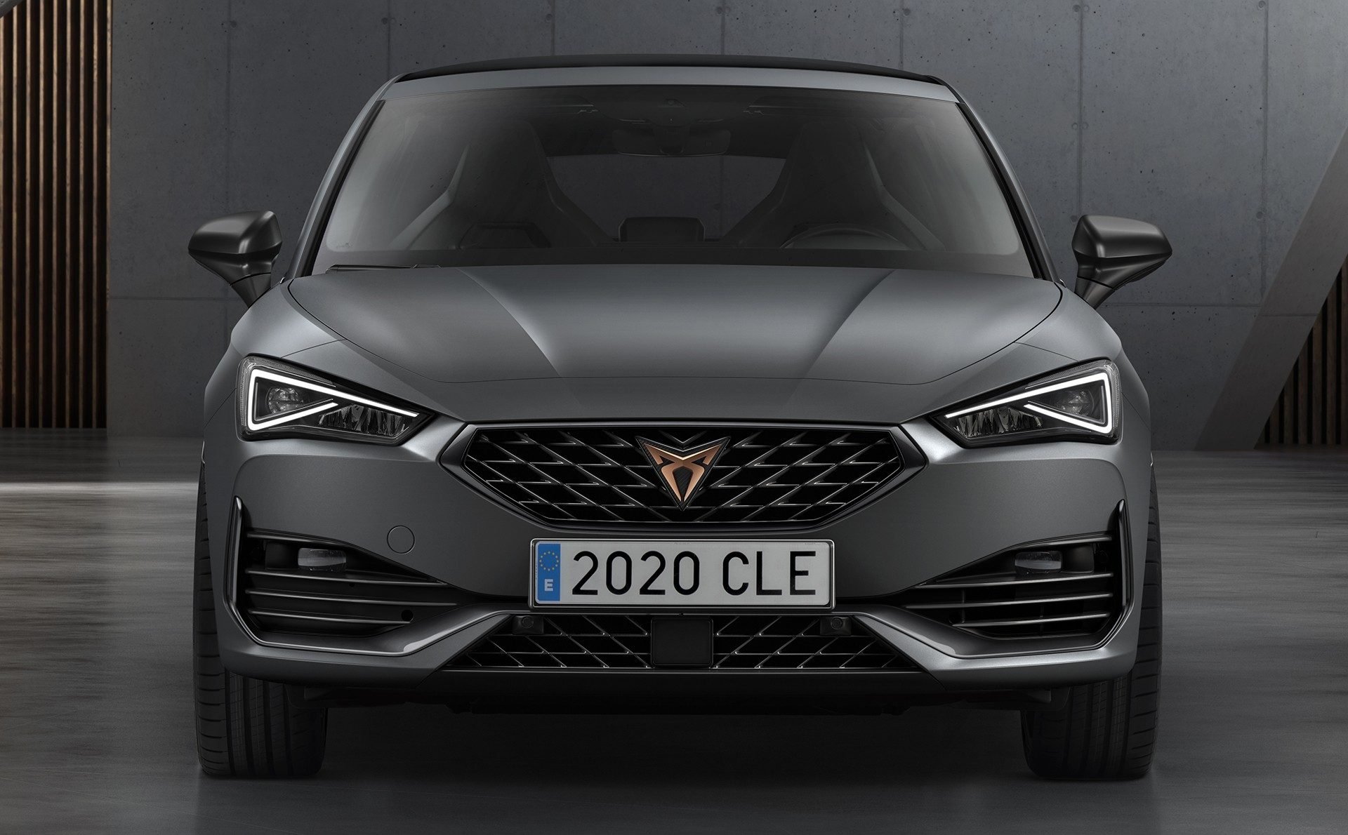 Foto frontale nuova Cupra Leon 2020 anche ibrida