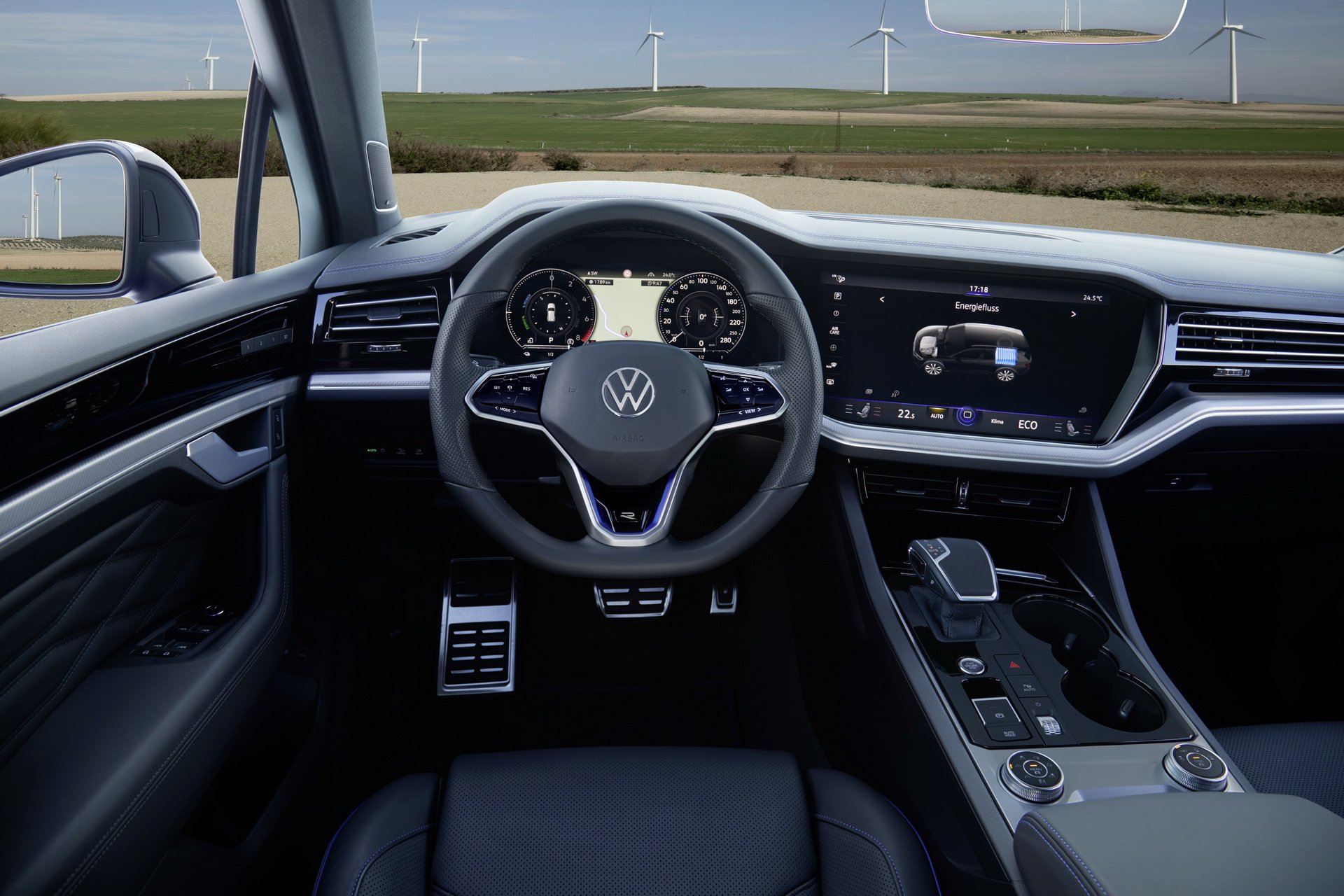 Foto interni nuova Volkswagen Touareg R Ibrida 2020
