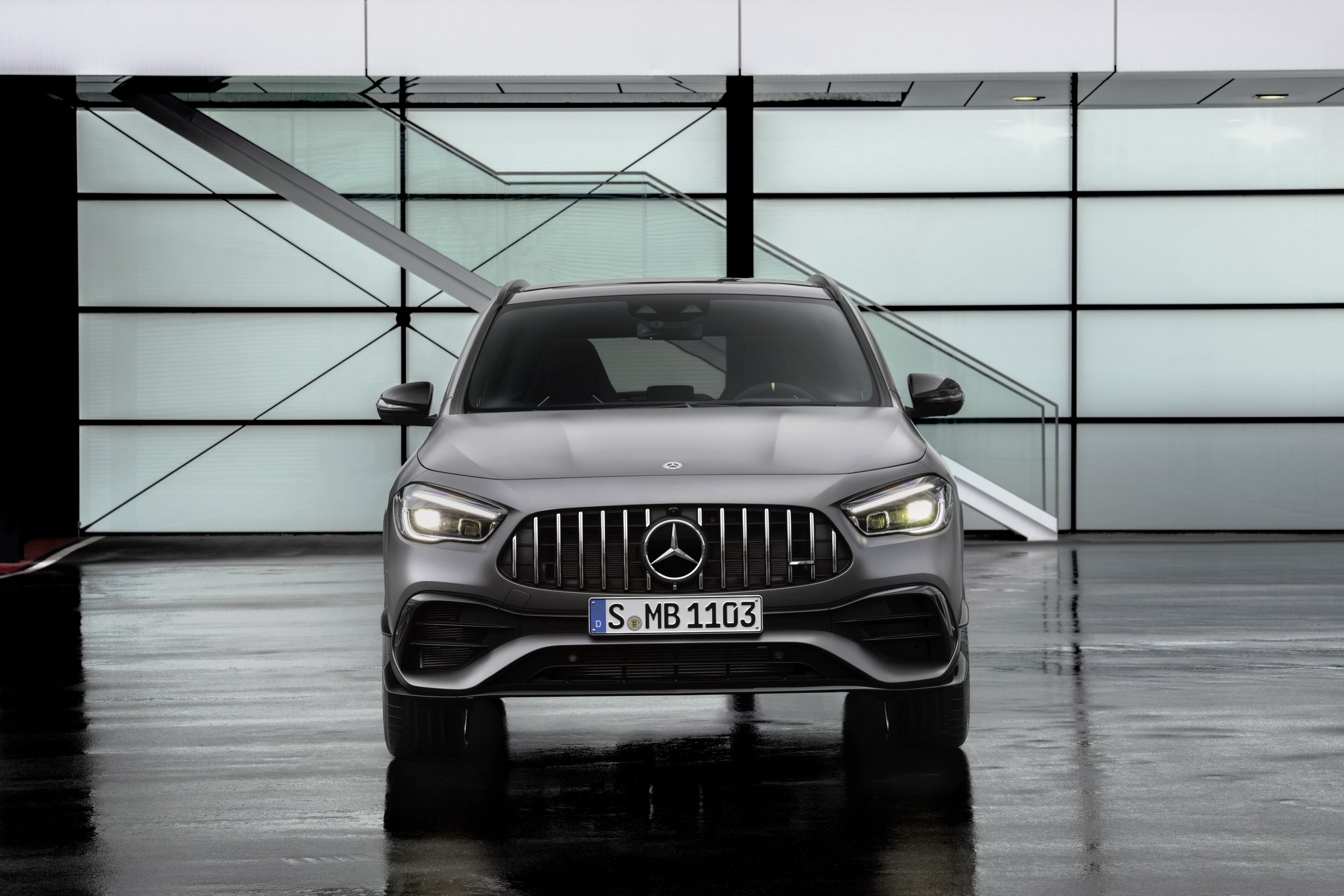 Immagine Frontale nuova Mercedes AMG GLA 45 2020