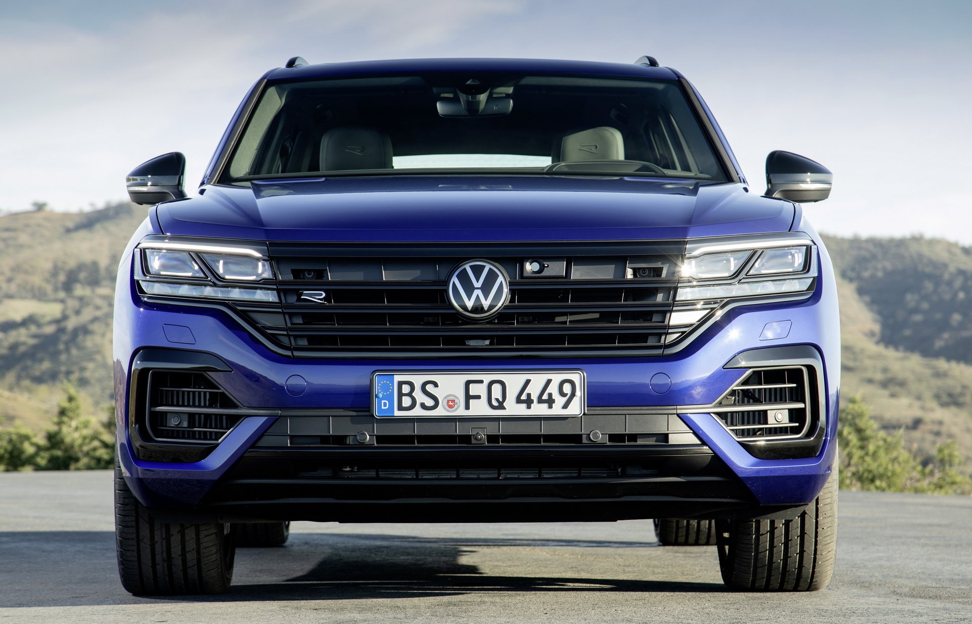 Immagine frontale nuova Volkswagen Touareg R Ibrida