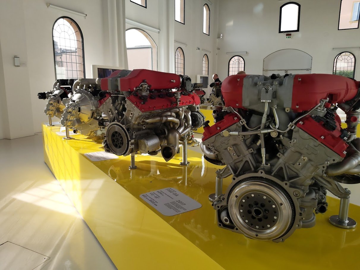 Motori al museo Enzo Ferrari di Modena