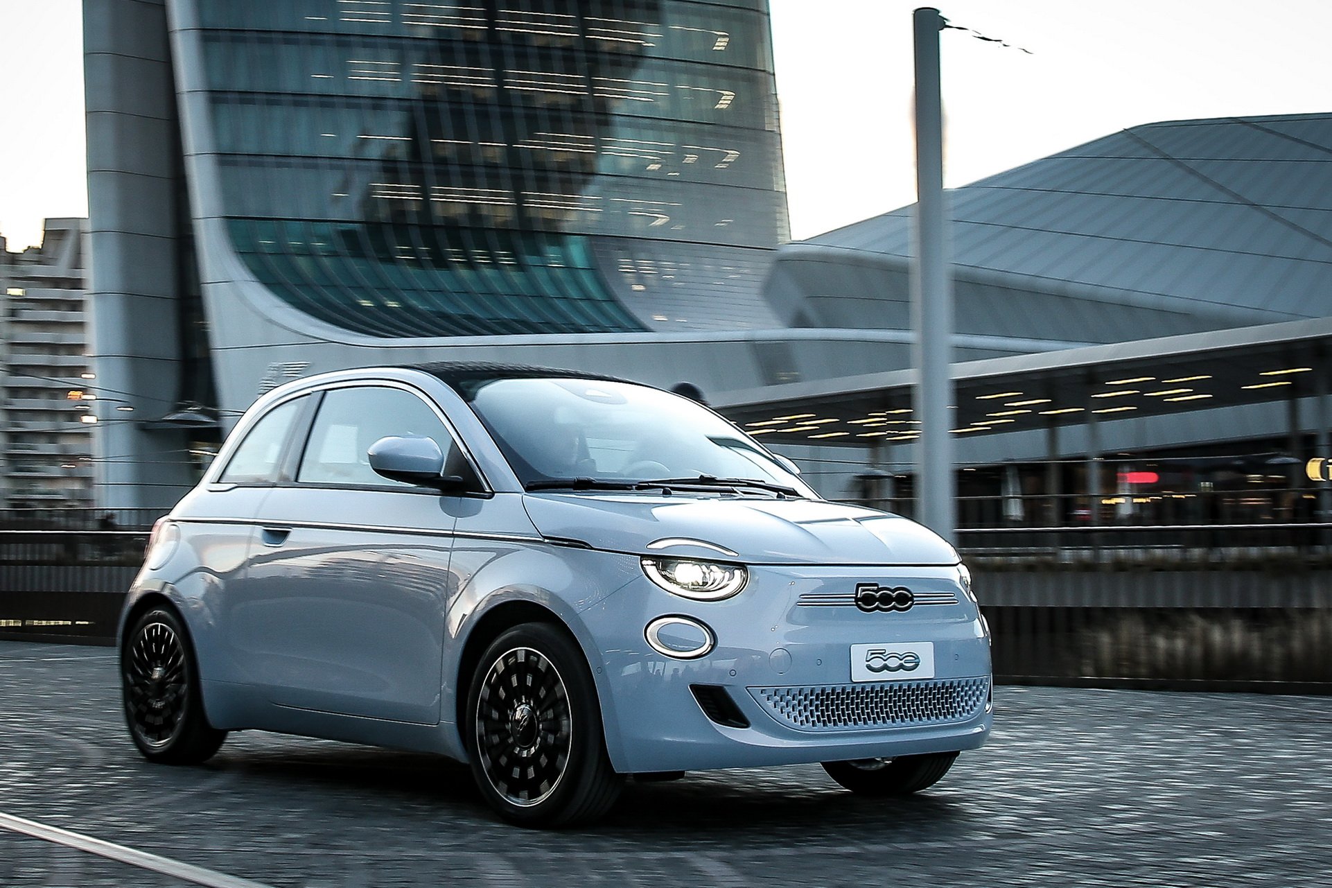 Nuova Fiat 500 elettrica Celeastial Blue