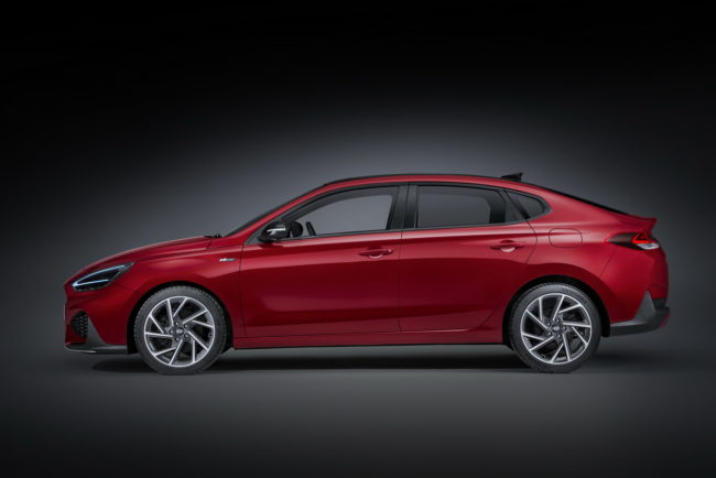 Fiancata nuova Hyundai i30 berlina 2020