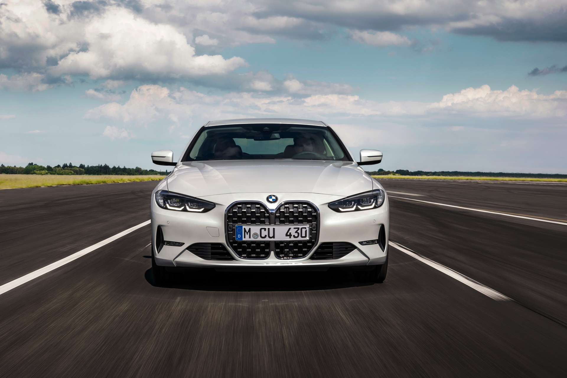 Foto frontale nuova BMW Serie 4 2020