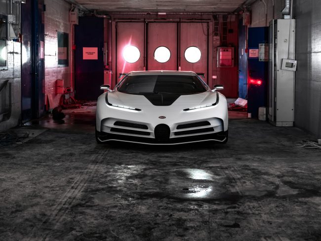 Foto frontale nuova Bugatti Centodieci