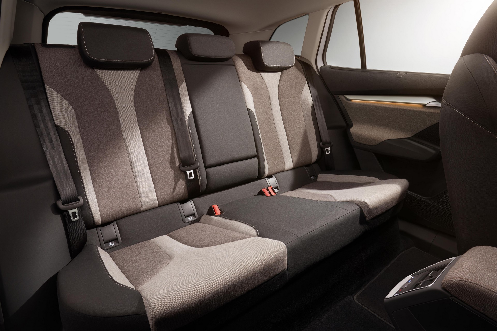 Foto sedili posteriori nuovo suv elettrico Skoda Enyaq iV