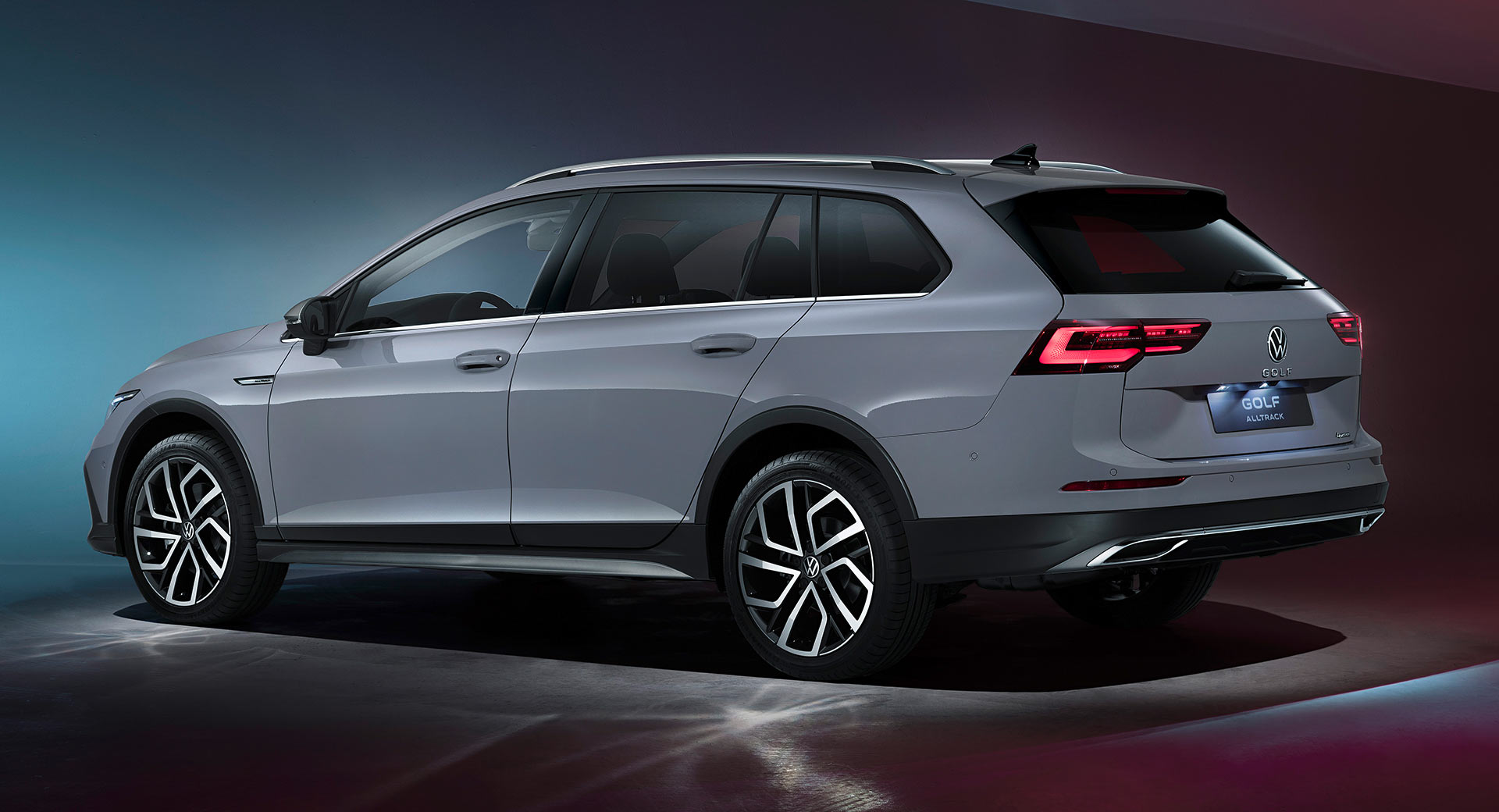 Immagine fiancata e posteriore nuova VW Golf 8 SW Alltrack