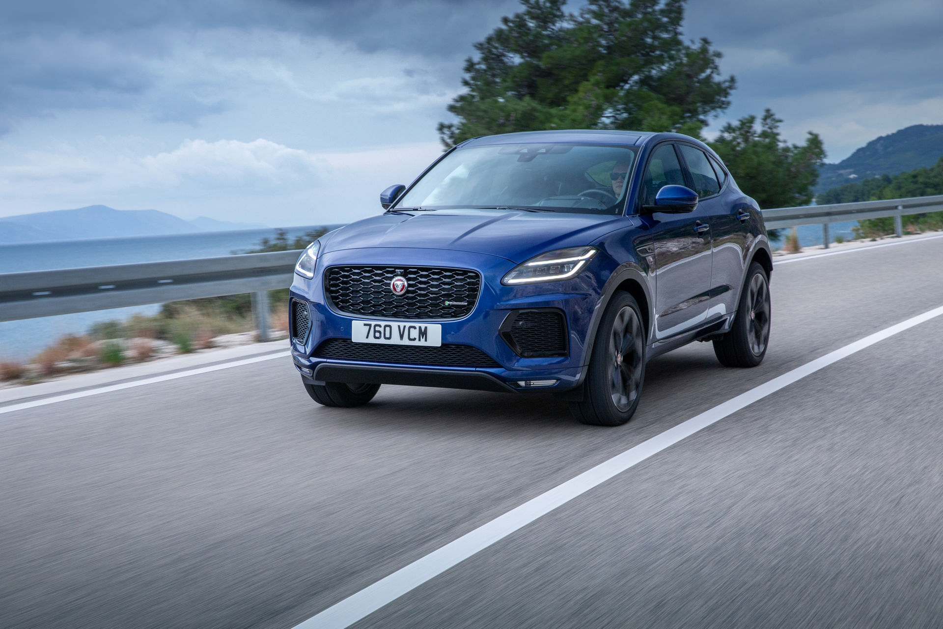 Jaguar E Pace con nuovi fari a Led 2021
