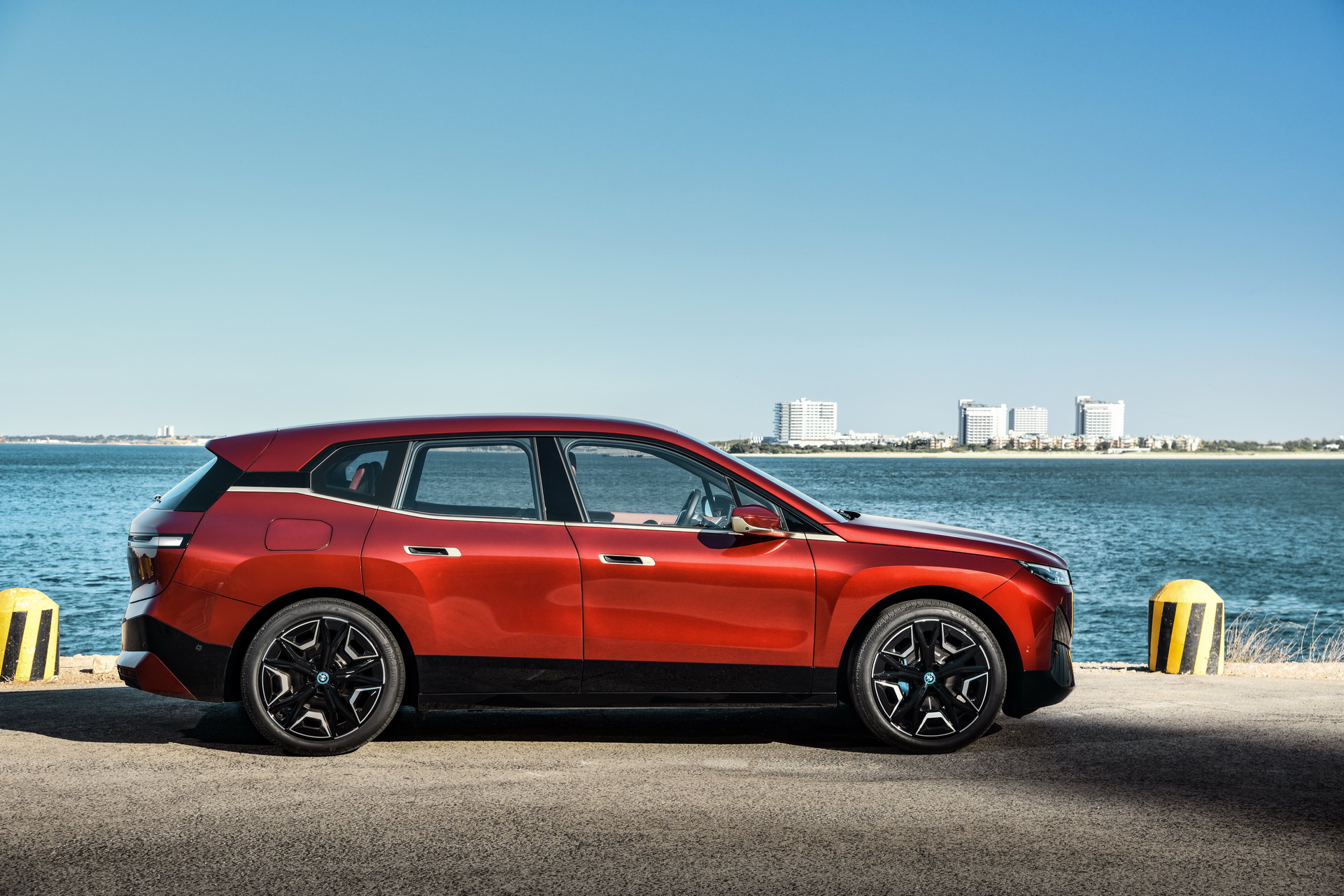 BMW iX foto fiancata