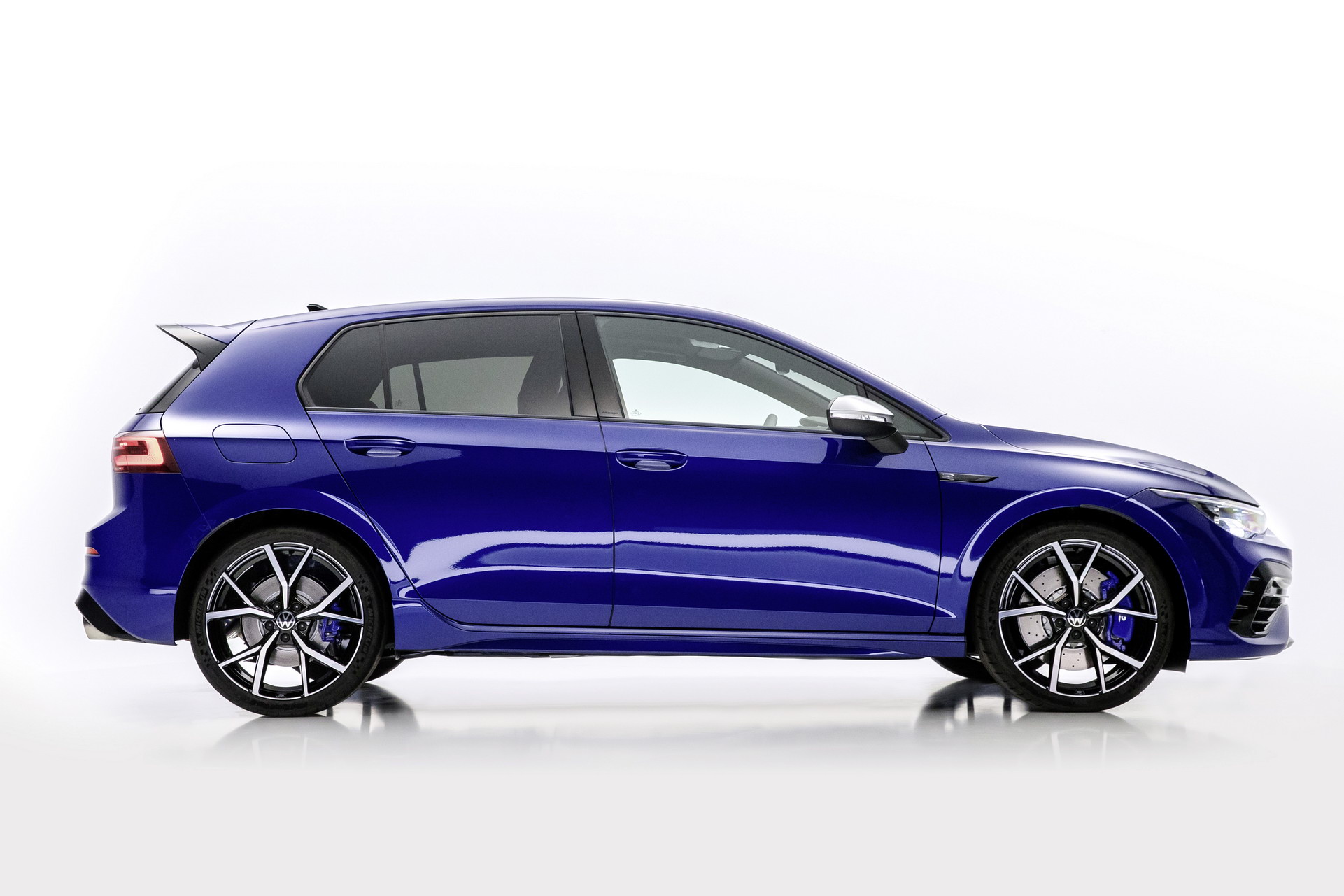 Foto fiancata nuova Volkswagen Golf R 2021