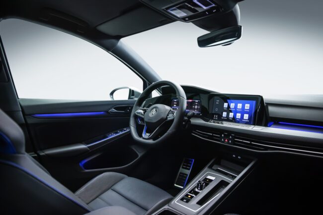 Foto interni nuova VW Golf R 2021