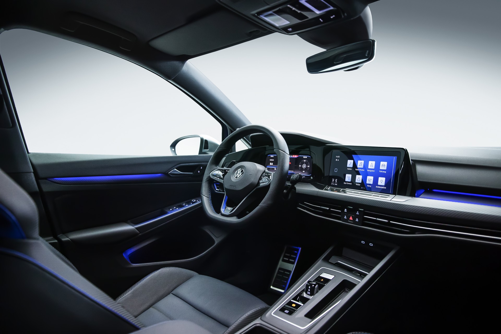 Foto interni nuova VW Golf R 2021