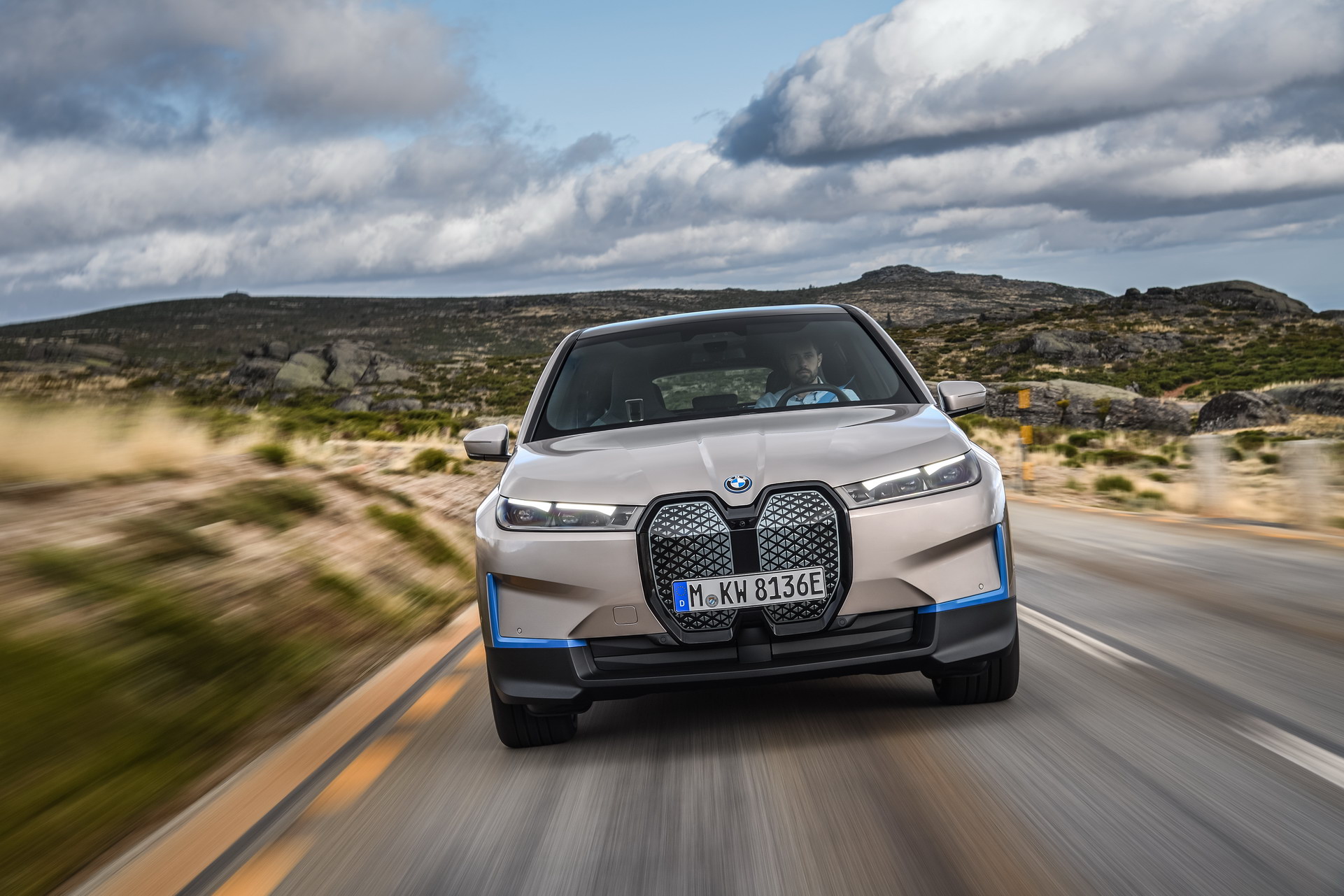 Foto nuova BMW iX elettrica