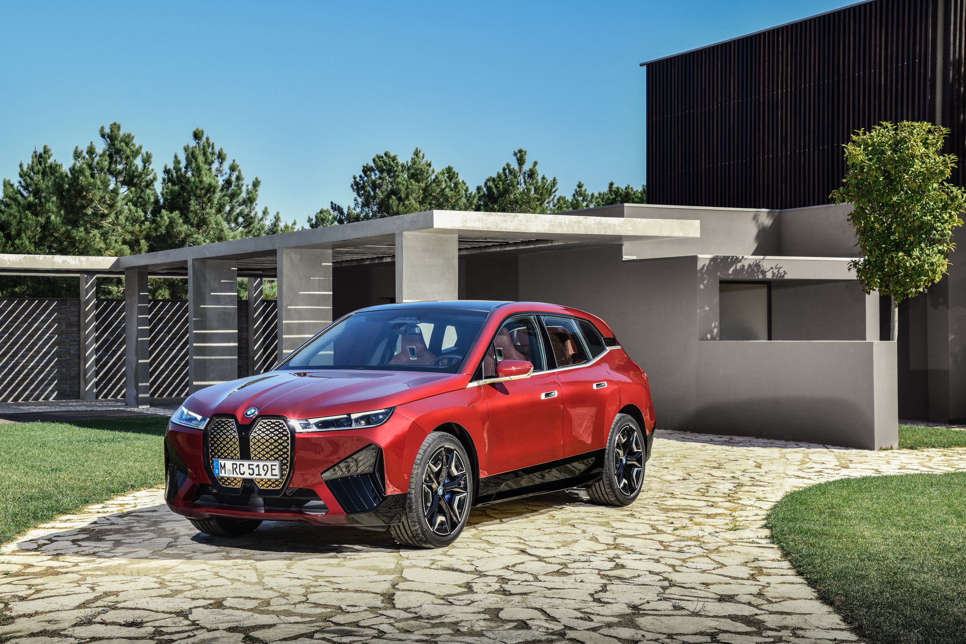 Foto nuovo suv elettrico BMW 2021